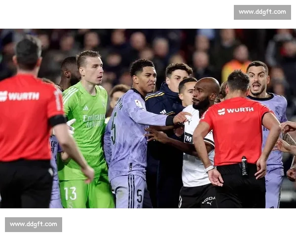 判罚争议再起引热议比赛公正性与规则执行受拷问裁判尺度成焦点